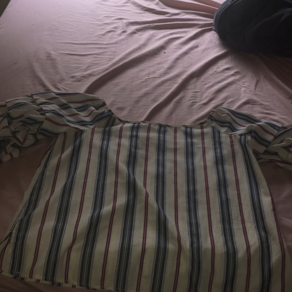Tempted Los Angeles med  ruffled shirt